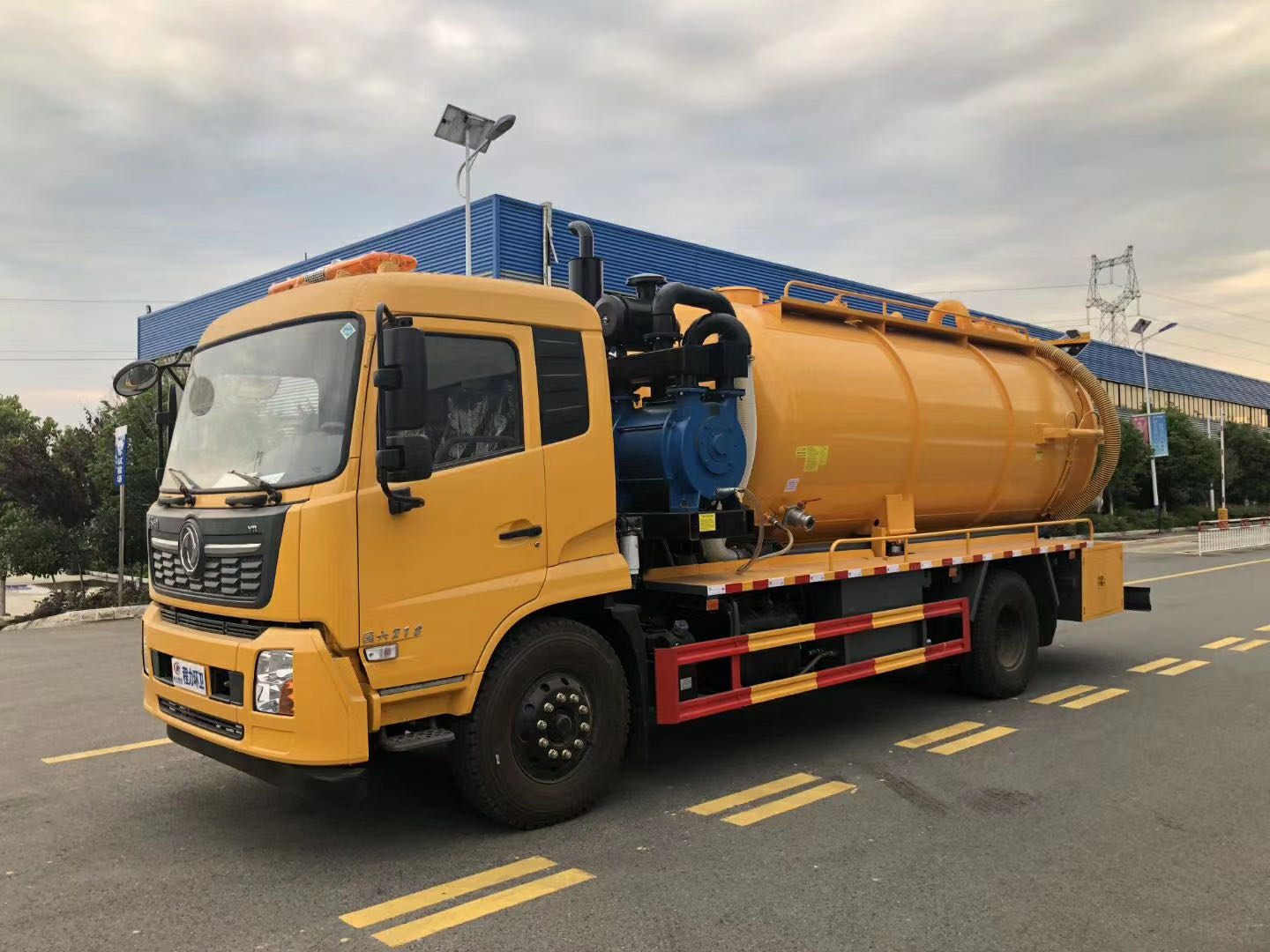 東風(fēng)天錦15方清洗吸污車實(shí)力究竟幾何？