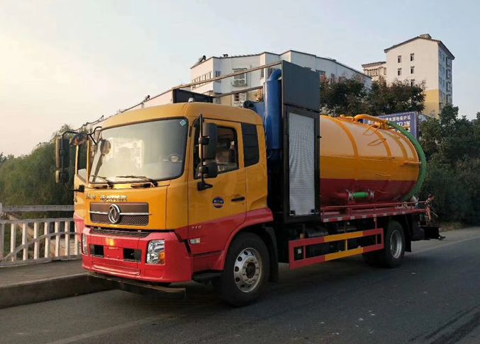 強(qiáng)力羅茨泵東風(fēng)天龍吸污車超高吸程測(cè)試