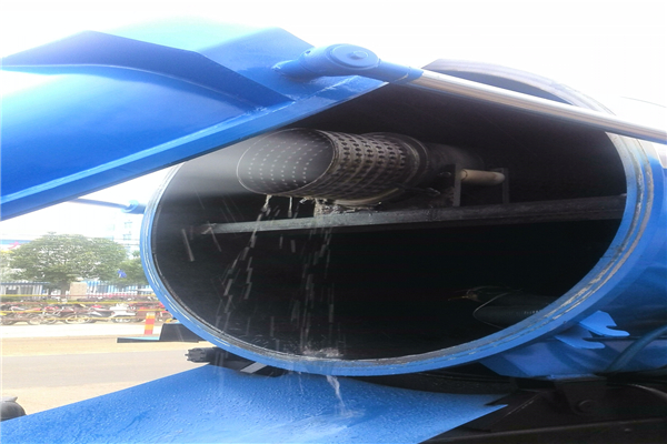 吸污車發動機長期積滿污垢，可不可以用水沖洗？  　