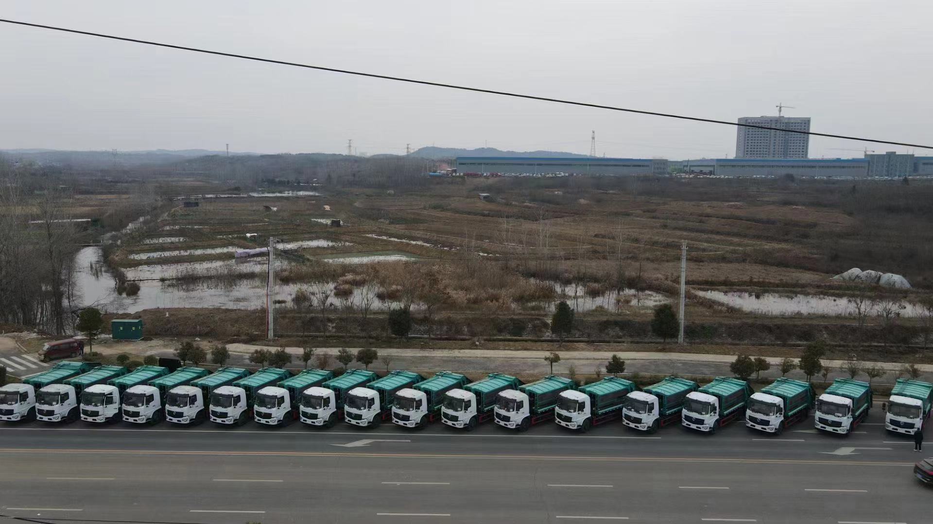 砥礪前行，程力集團二十二臺東風(fēng)12噸壓縮垃圾車批量發(fā)車