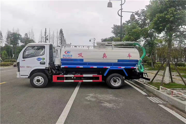 適用于大中小城鎮的“程力威”牌東風多利卡4噸吸糞車