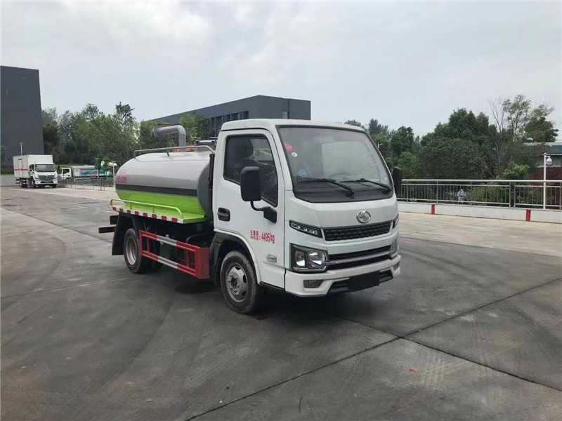 東風多利卡8方吸糞車采用的生產工藝一次成型，具有高強度的性能