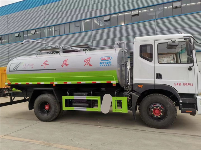 東風(fēng)D9吸糞車罐體采用機(jī)器壓板一次性成型技術(shù)