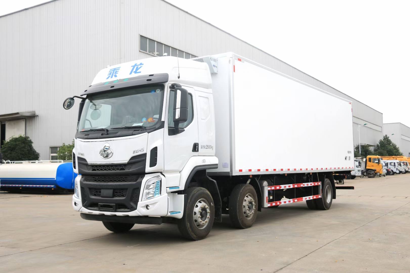 柳汽乘龍小三軸國(guó)六7.8米冷藏車