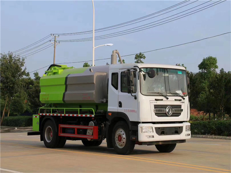 東風(fēng)多利卡吸污車采用真空吸污系統(tǒng)進行機械化自吸自排操作