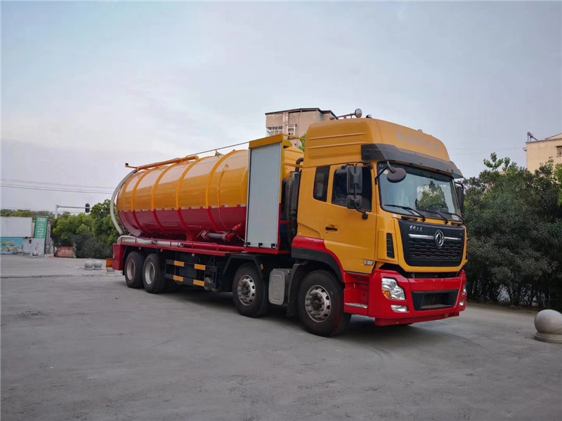 東風(fēng)天錦清洗吸污車通過(guò)高壓水流產(chǎn)生的強(qiáng)大壓力沖開被堵塞的管道