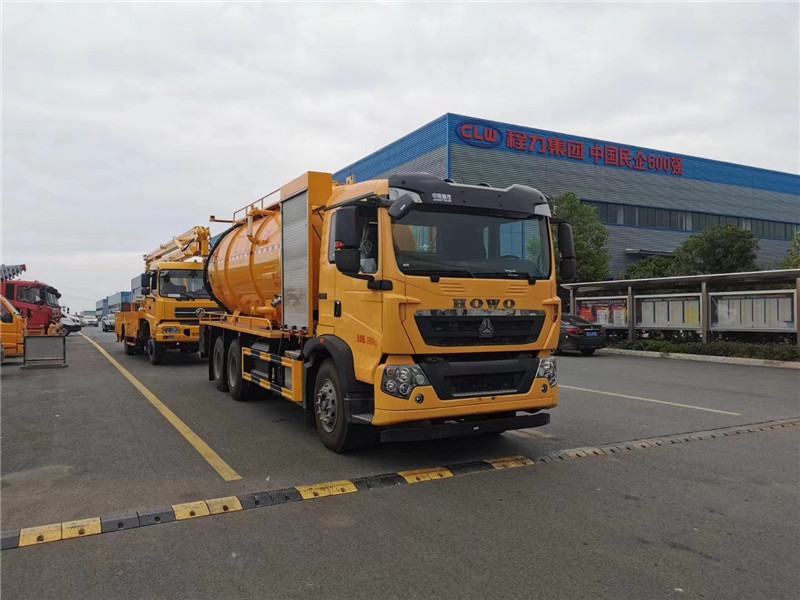 東風天龍后雙橋清洗吸污車配備康明斯290馬力國六發動機