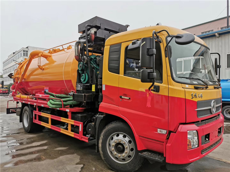 東風天錦吸污車吸污泵采用山東2BE-204水循環真空泵，精密度高，吸力大