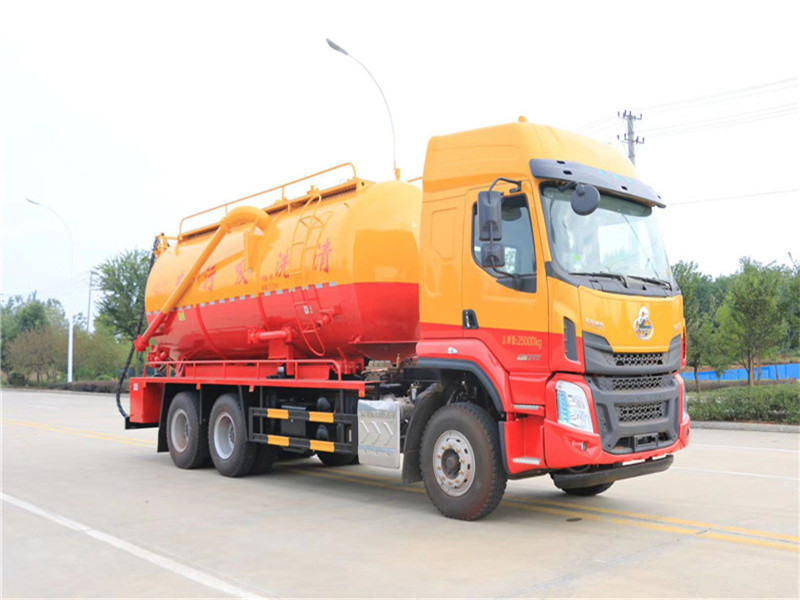 上黃牌的東風(fēng)凱普特K7國(guó)六清洗吸污車(chē)操作簡(jiǎn)便，性能良好