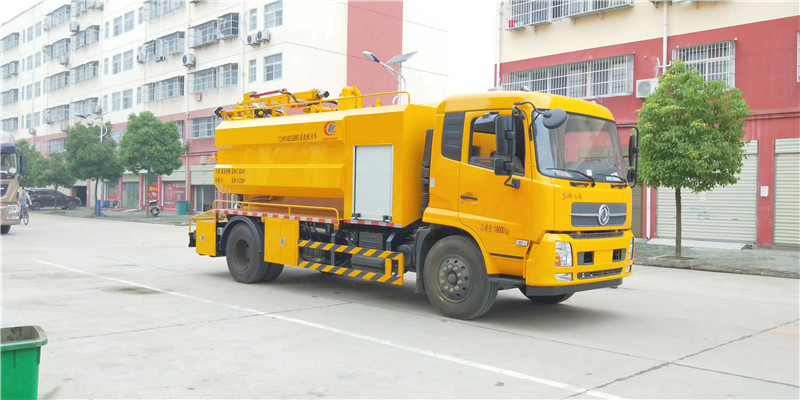 東風(fēng)多利卡聯(lián)合疏通車采用“全自動污水、糞便快速處理系統(tǒng)”技術(shù)