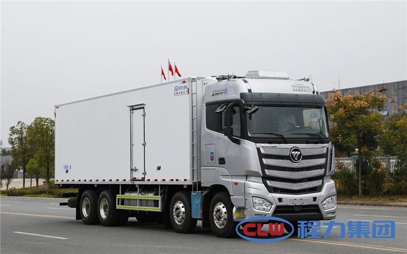 重汽豪沃前四后八冷藏車體采用液壓吸附一體成型生產線制造