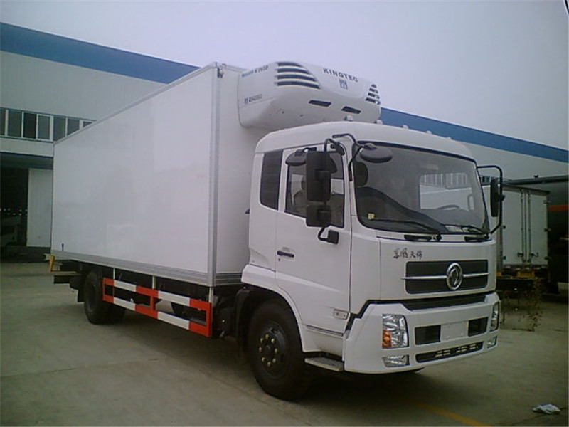 東風(fēng)天錦冷藏車采用液壓吸咐一體成型生產(chǎn)線制造,保溫性達(dá)A級(jí)標(biāo)準(zhǔn)