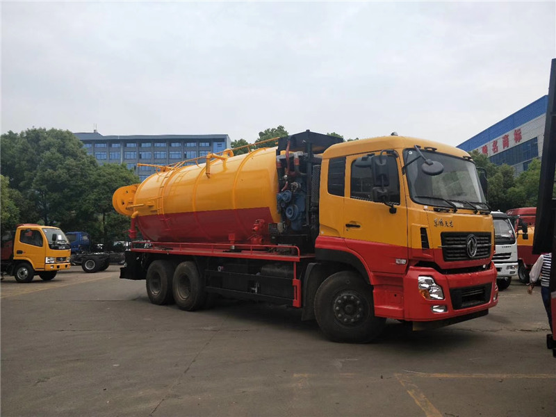 東風凱普特清洗吸污車可自吸自排，工作速度快，容量大