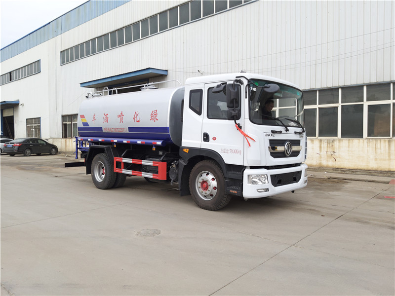 重汽后八輪灑水車(chē)采用高效射流風(fēng)機(jī)風(fēng)幕技術(shù)，霧粒附著力強(qiáng)