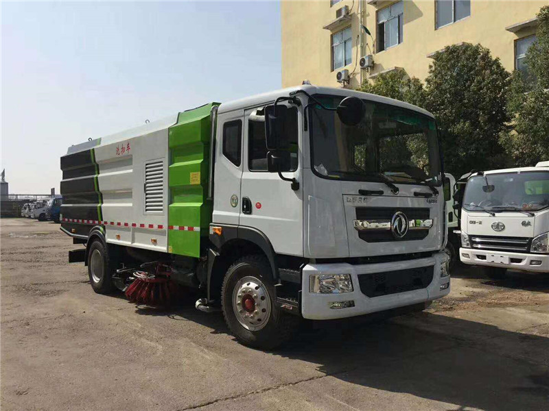 東風福瑞卡5方掃路車是戶外環境下使用的新型清掃設備