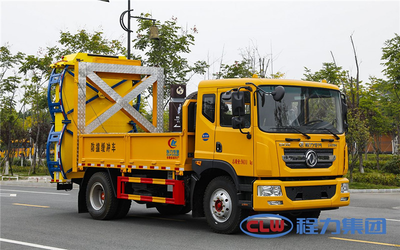 東風多利卡防撞緩沖車通過自身結構變形吸收撞擊能量，降低危險