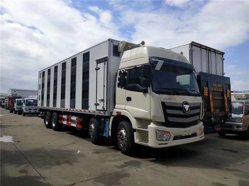 東風(fēng)天錦散裝飼料車車小巧靈活，轉(zhuǎn)彎半徑小，卸料速度快