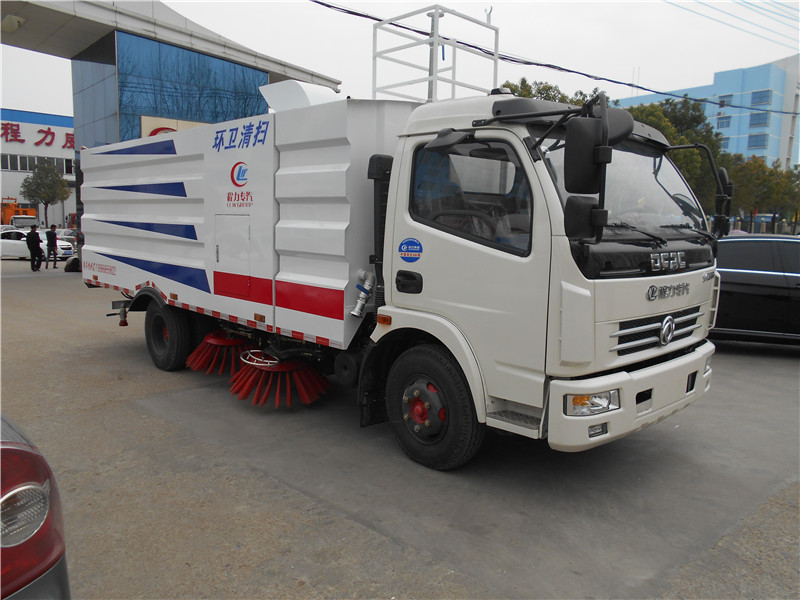 東風(fēng)多利卡洗掃車可實(shí)現(xiàn)在一次作業(yè)中完成高壓清洗和垃圾的收集