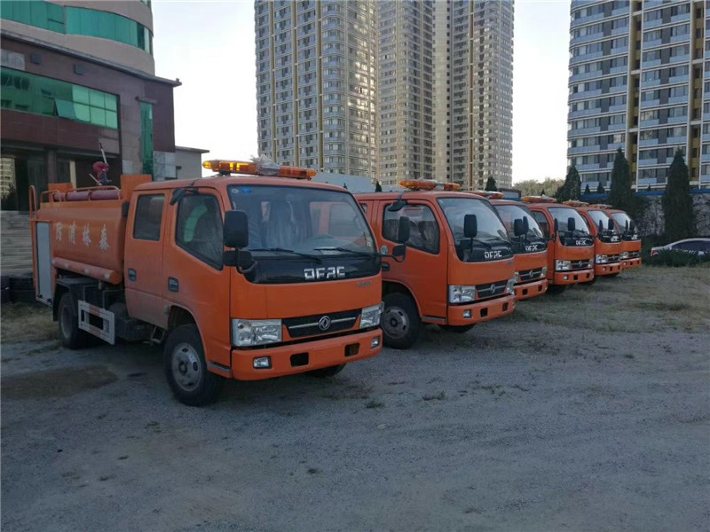  東風(fēng)5噸消防灑水車采用國標(biāo)Q235B型碳鋼板制造，適合撲救一般性火災(zāi)