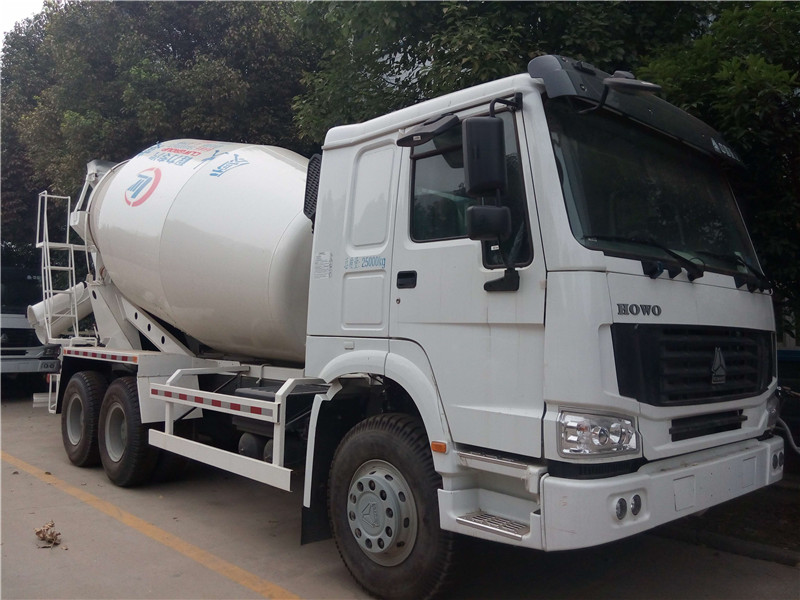  東風華神輕量化攪拌車容積利用率高，攪拌筒進出料速度快