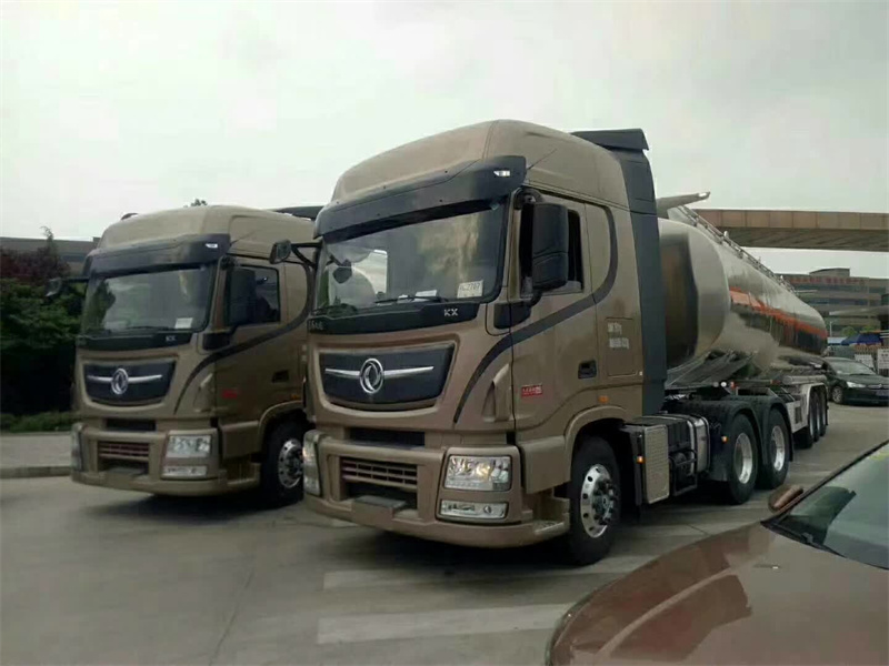 天龍牽引頭好評如潮，兩臺50立方天龍牽引頭鋁合金油罐車繼續(xù)走起