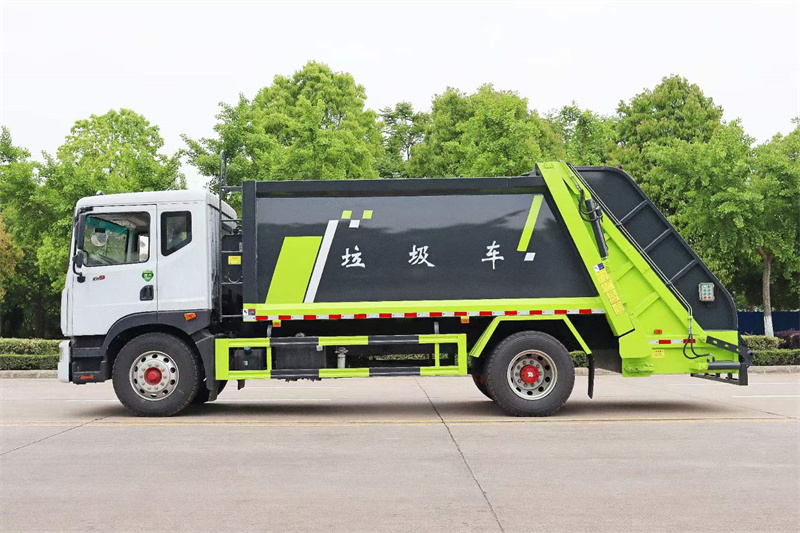 天錦壓縮垃圾車壓縮容量大、密封性好、裝料方便、自動化程度高
