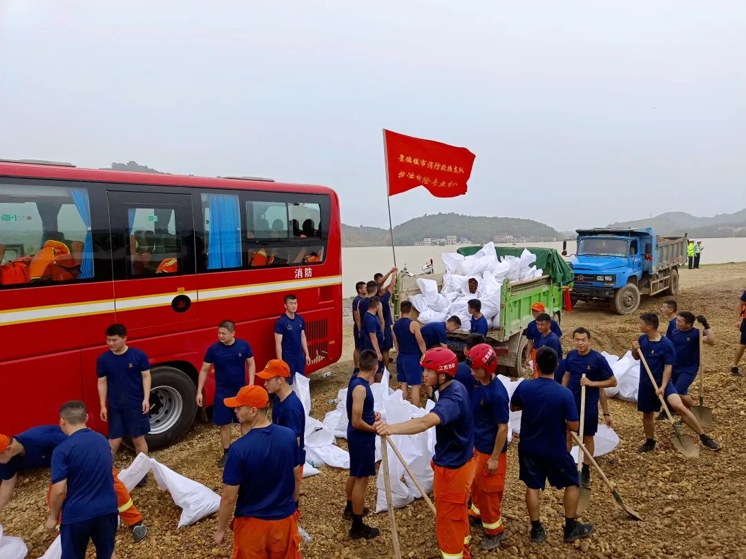 惡劣天氣垃圾清運(yùn)車、吸污車、搶險(xiǎn)救援車來(lái)幫忙