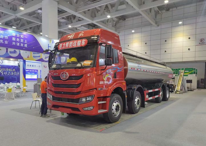 程力奶罐車參加第十三屆中國奶業(yè)發(fā)展大會