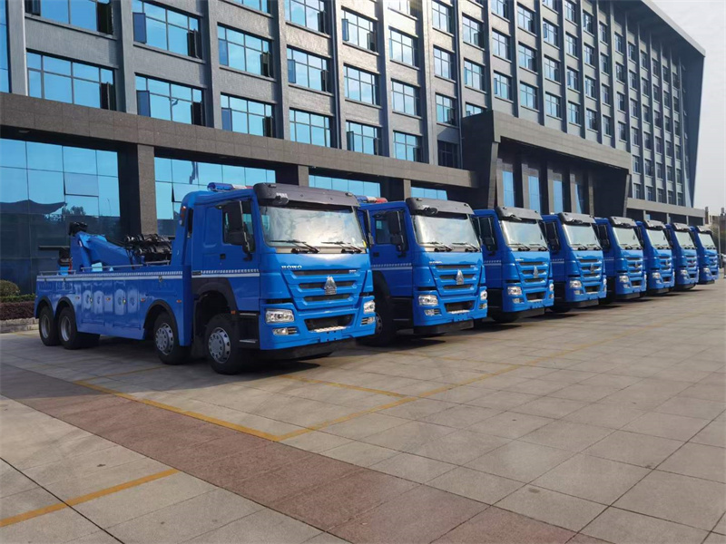 程力清障車廠50輛重汽豪沃拖吊連體清障車首批發往非洲