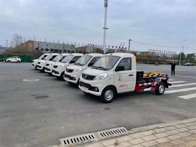 云南楚雄人民政府采購的6輛勾臂垃圾車準(zhǔn)時發(fā)車